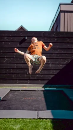 Avyna Pro-Line Flatground Trampoline - 305 X 225 Cm - Grijs 30 Avyna Pro-Line Flatground Trampoline - 305 X 225 Cm - Grijs -Zwembad Tuin 1900 1069 flatground 305 225 sfeer 4