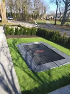 Avyna Pro-Line Flatground Trampoline - 305 X 225 Cm - Grijs 27 Avyna Pro-Line Flatground Trampoline - 305 X 225 Cm - Grijs -Zwembad Tuin 1900 1425 flatground 305 225 sfeer 2