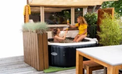 HappyGlass Lady Abigail Kunststof Wijnglas - 2 Stuks -Zwembad Tuin hero shot 2