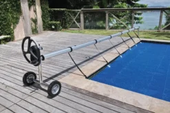 KOKIDO Presto Oprolsysteem 600 (in Breedte Verstelbaar) -Zwembad Tuin kokido oprolsysteem zomerafdekking presto in breedte verstelbaar