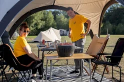 LotusGrill Mini Houtskoolbarbecue - Groen -Zwembad Tuin lotus grill in gebruik met toppy shirtje 2 1