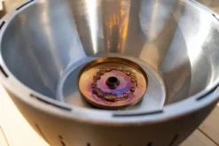 LotusGrill Classic Houtskoolbarbecue - Zwart -Zwembad Tuin lotusgrill binnenkant pitje 1 2