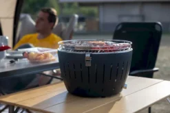 LotusGrill XL Hybrid Houtskoolbarbecue - Groen -Zwembad Tuin lotusgrill in gebruik met toppy shirtje 2 1